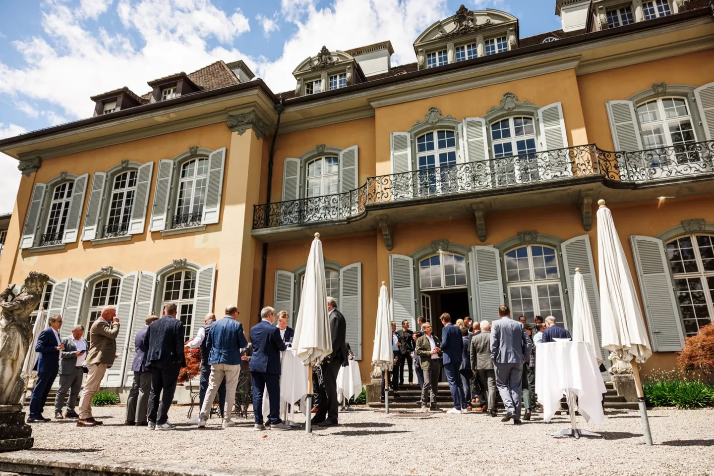 Gäste vor der St. Charles Hall in Meggen